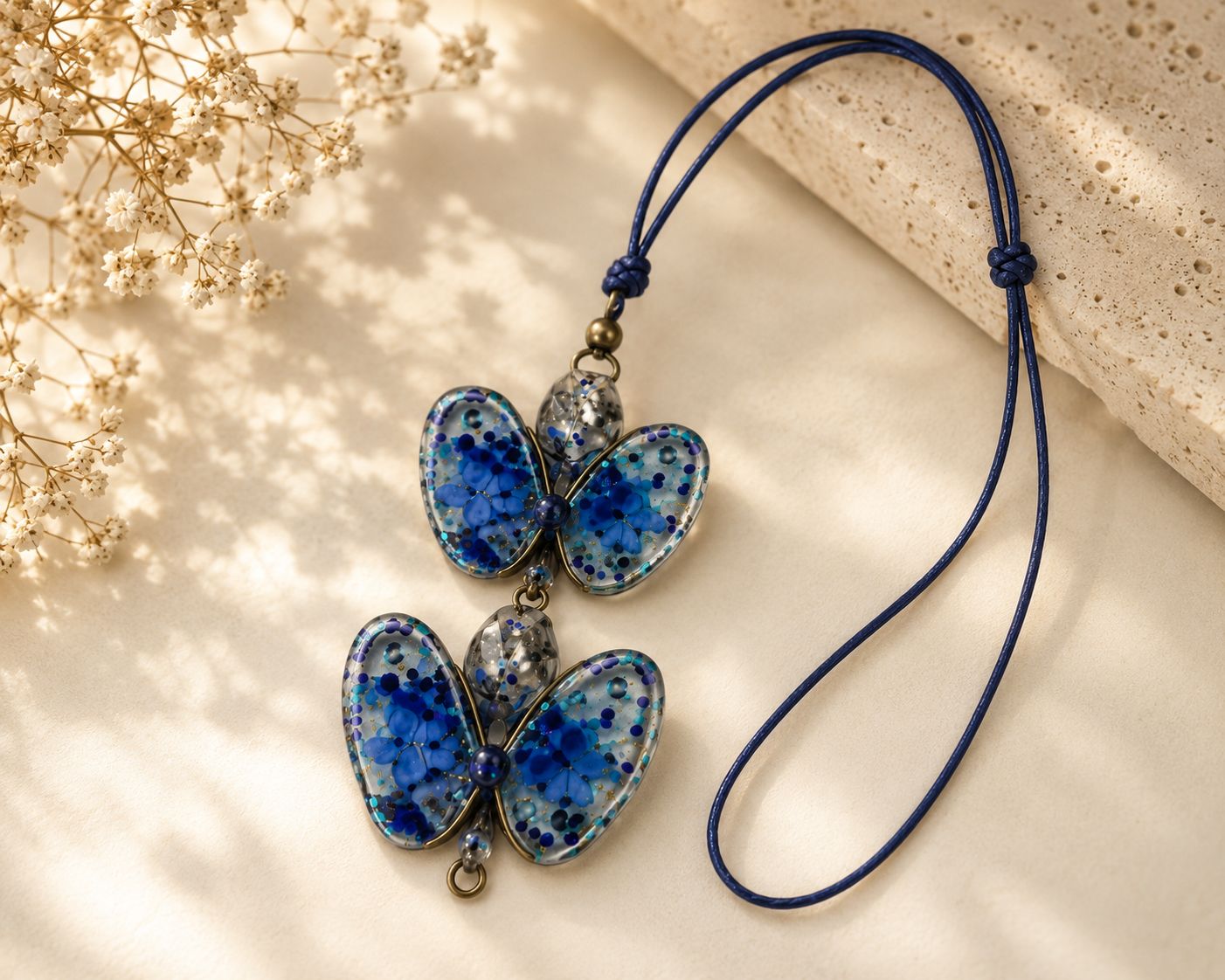 Colar Borboleta com Conchas Marinhas e Hortênsia Azul - Imagem 2